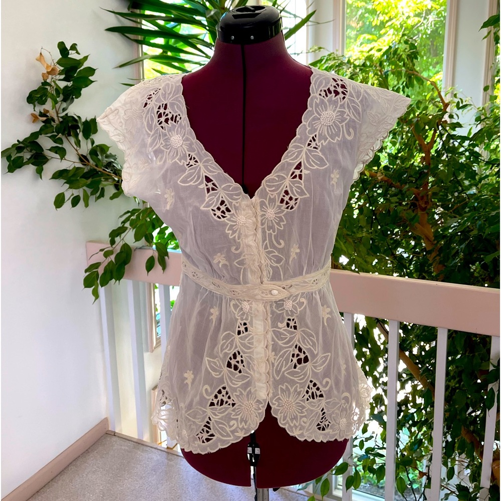 Floreat lace top with snap and button front closure size 4